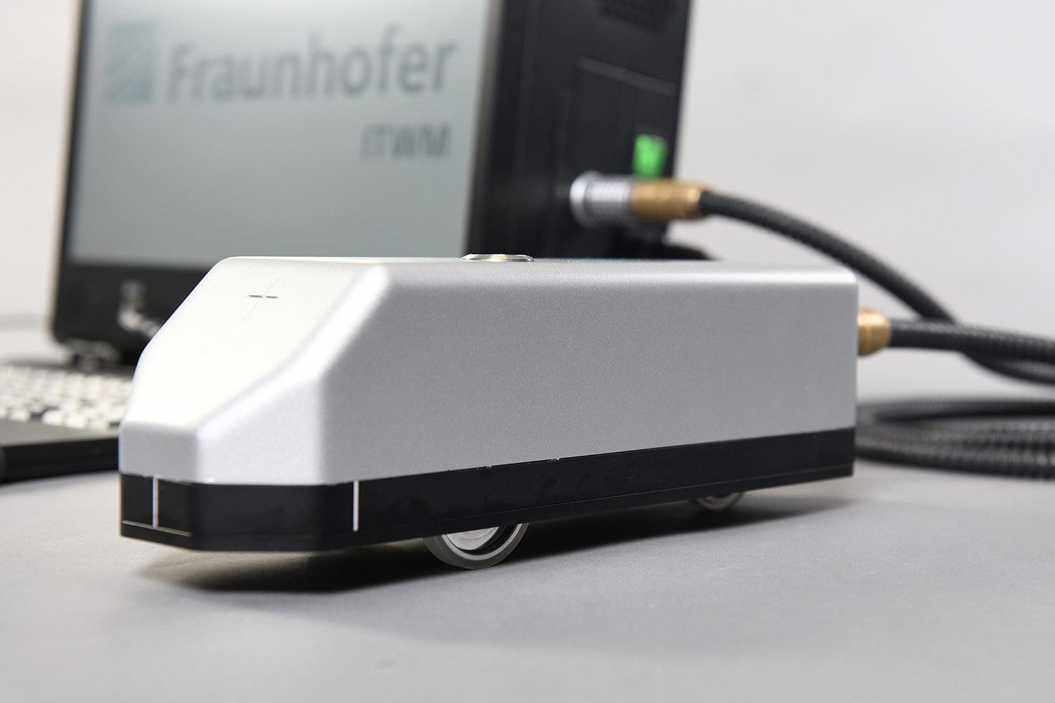 Mobiler Handscanner für die zerstörungsfreie Terahertz-Prüfung