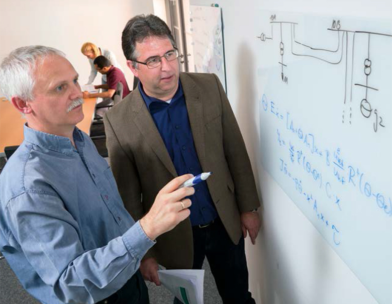 Anregende Diskussion: Jan Mohring (links) und Andreas Wirsen gehören beim Fraunhofer ITWM zum Team von MathEnergy