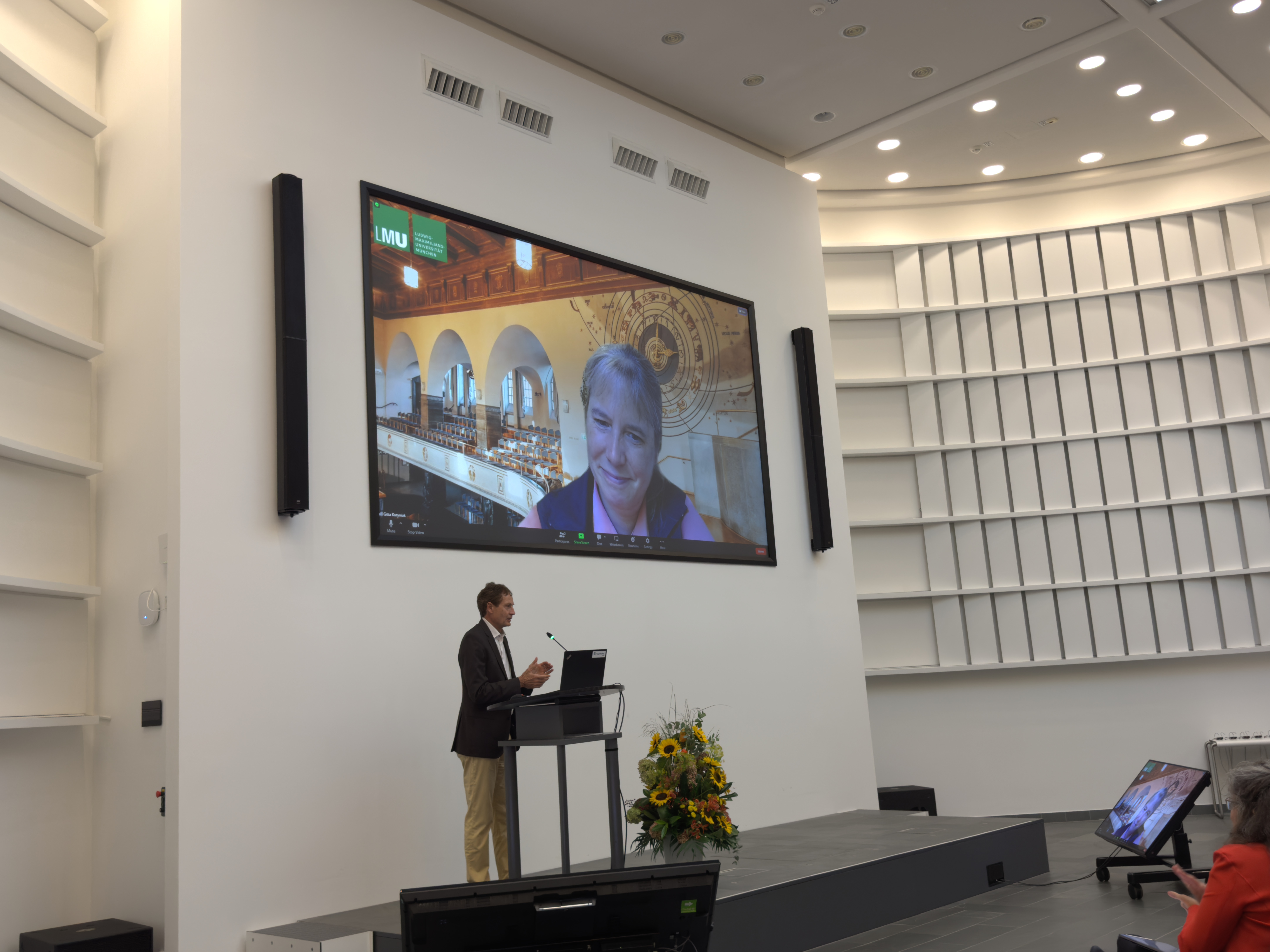 Lecture by Prof. Dr. Gitta Kutyniok at KLAIM 2023 digitally transmitted from the LMU. At the podium: Prof. Dr. Bernd Simeon.