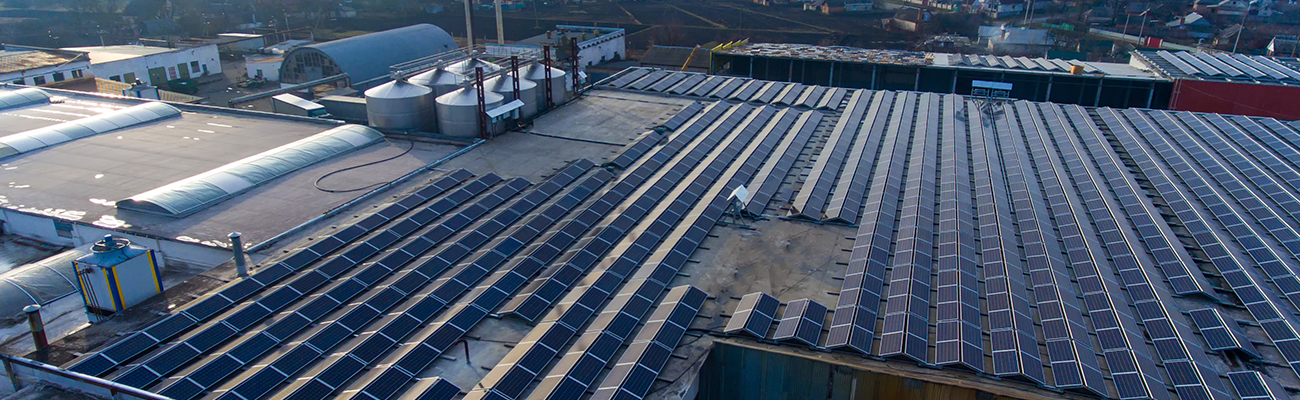 Fotovoltaikzellen auf dem Dach eines Industriegebäudes. ENERDIG Keyvisual