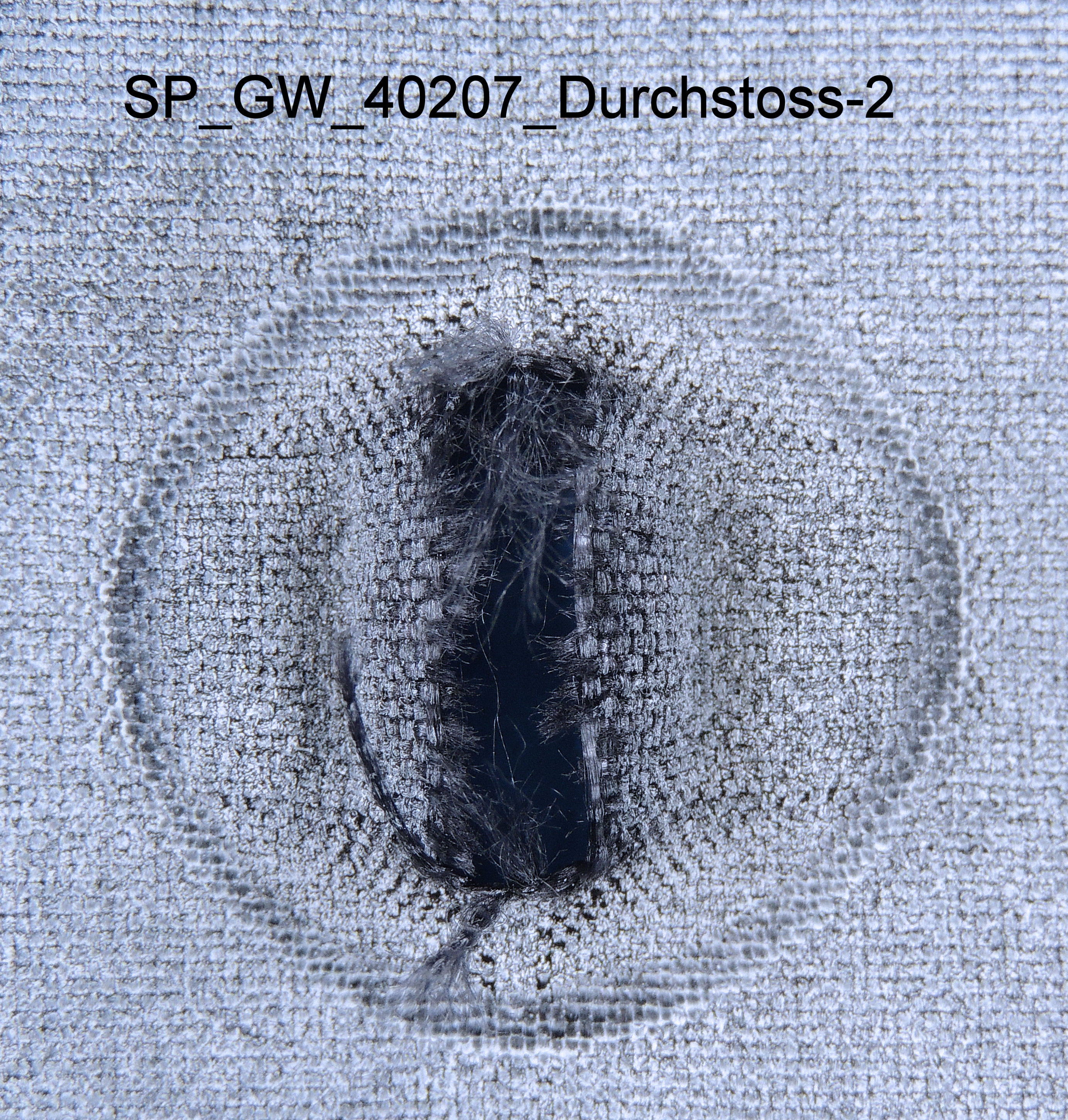 Durchgestoßenes Gewebe