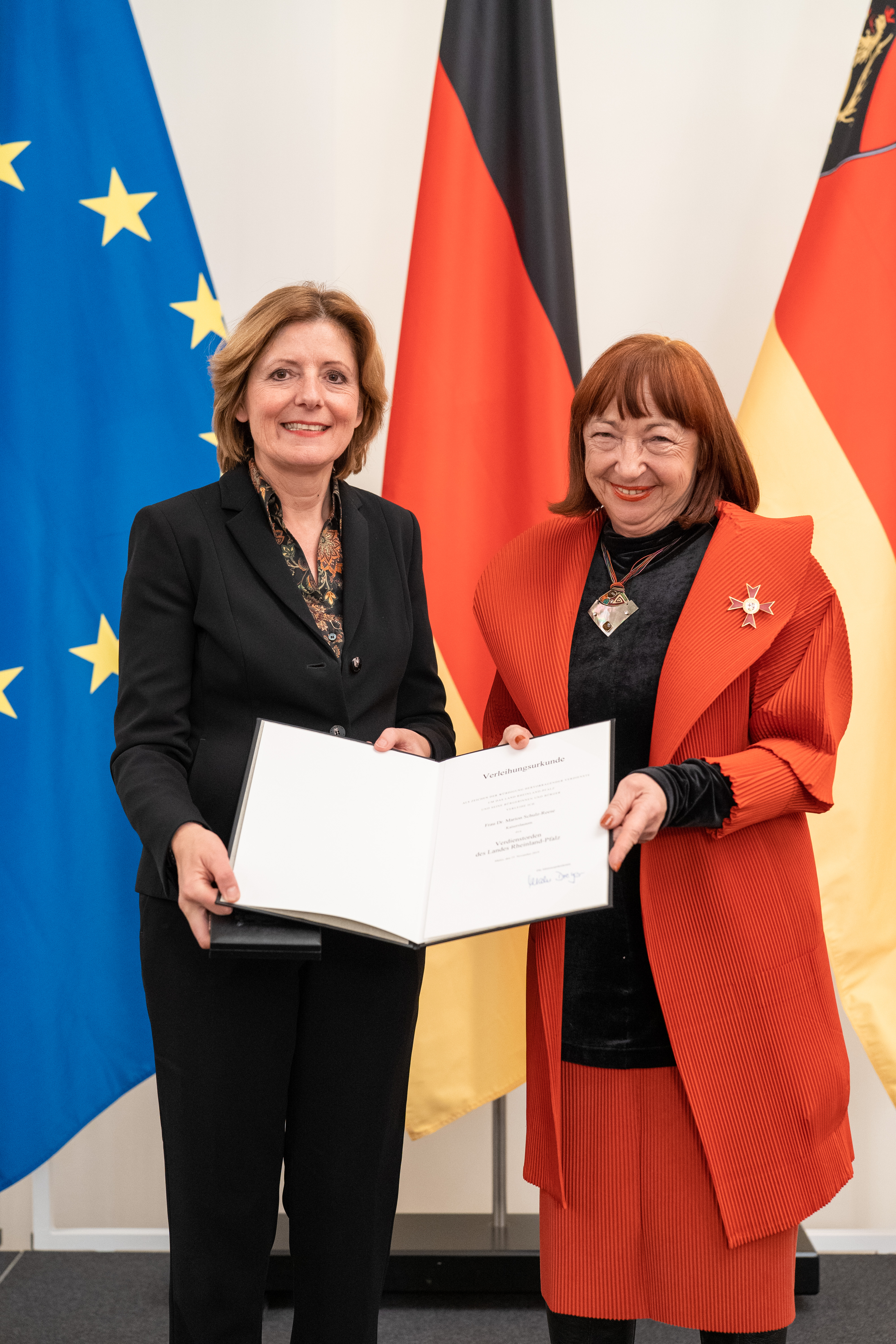 Ministerpräsidentin Malu Dreyer übergibt Landesverdienstorden an Marion Schulz-Reese.