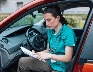 KoGGe – Krankenpflegerin in Auto