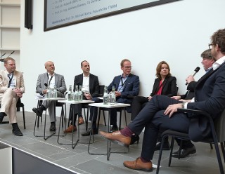 Die Teilnehmenden der Podiumsdiskussion sehen in der Künstliche Intelligenz ein Werkzeug, mit dem Prozesse in der Industrie besser, effizienter und nachhaltiger werden können. V.l.n.r: Prof. Michael Maskos (Fraunhofer IMM), Thomas Reith (Boehringer Ingelheim), Wissenschaftsminister Clemens Hoch, Prof. Dr. Michael Bortz (Fraunhofer ITWM), Dr.-Ing. Eva Wilke (BASF), Prof. Dr. Roland Ulber (RPTU), Prof. Dr. Blaeser (TU Darmstadt, Black Drop Biodrucker) 