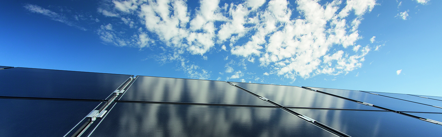 Photovoltaik Modul mit Wolkenspiegelung