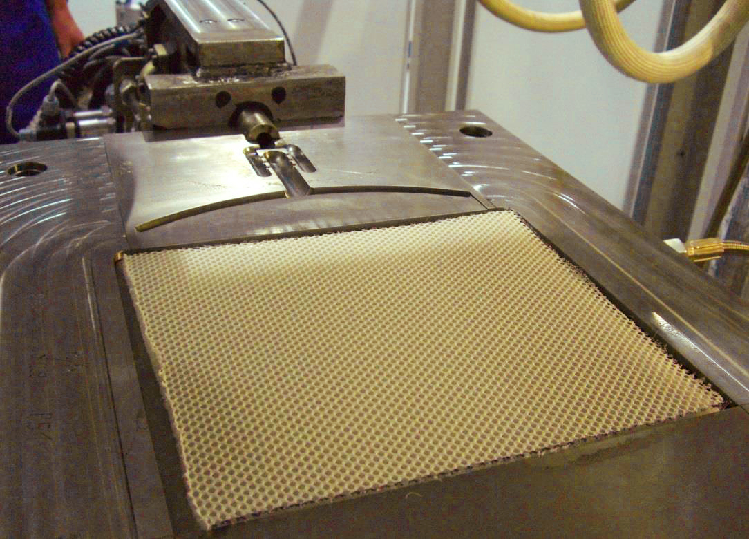 Employees of the TU Chemnitz produced a Polyurethane foam with the help of a RIM Process (Reaction Injection Moulding).