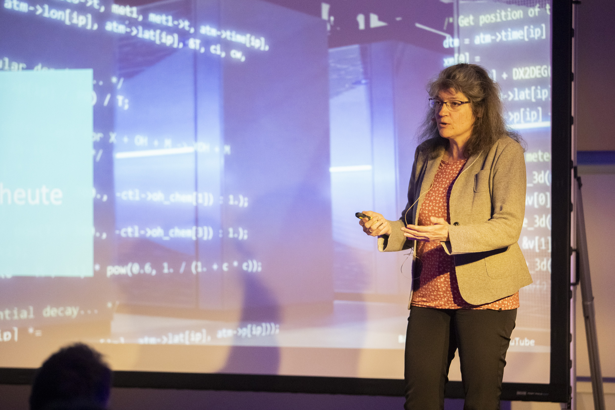 AI pilot Prof. Dr Anita Schöbel in a lecture on »Sustainable computing today and in the future«