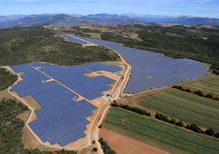 Large PV plants such as the Solar Park in Les Mées, France, launched in 2011 by Siemens, can be planned quickly and economically efficiently with the software PVplanet.