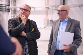 Freude im neuen Forschungszentrum REmis: Staatssekretär Andy Becht übergibt Förderbescheid an Bereichsleiter Klaus Dreßler.